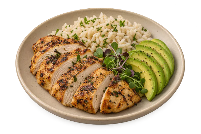 Plato de pollo, arroz y aguacate, sin fondo.